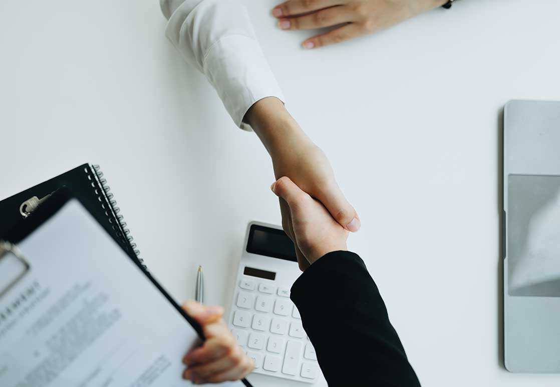 Madame steel, commerciaux se serant la main