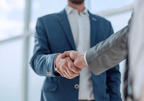 madame steel commerciaux se serrant la main