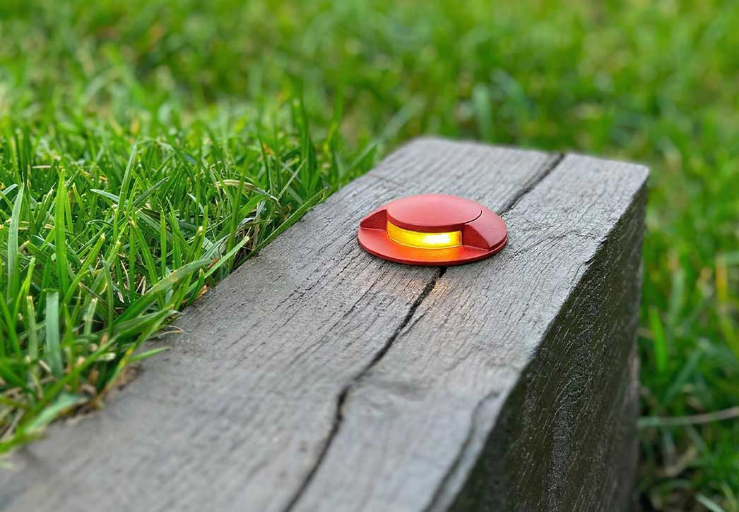 Madame Steel projecteur encastré de sol Ufo finition rouge texturé