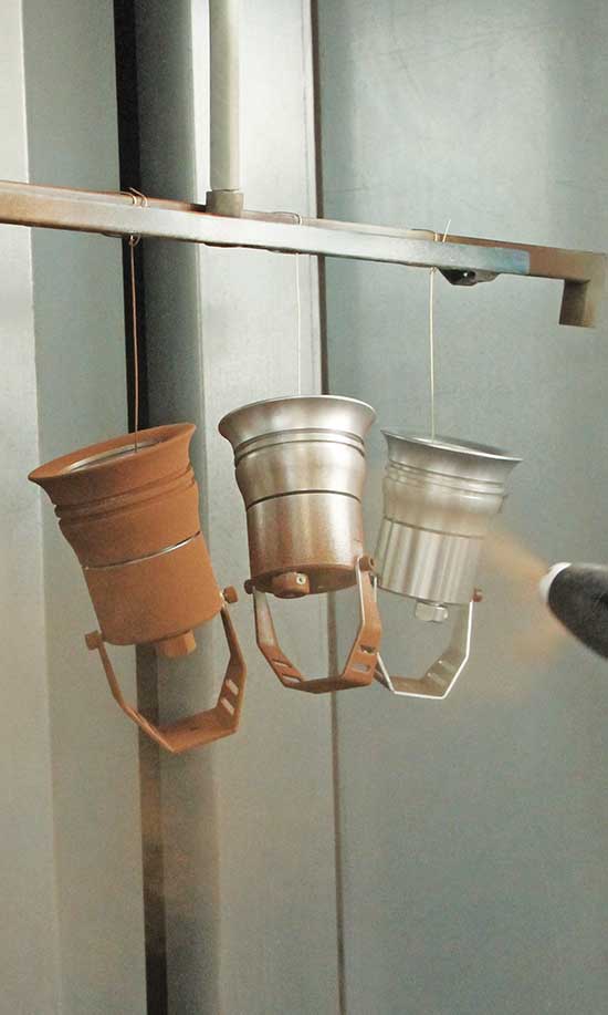 Madame Steel, application de la peinture sur des projecteurs.