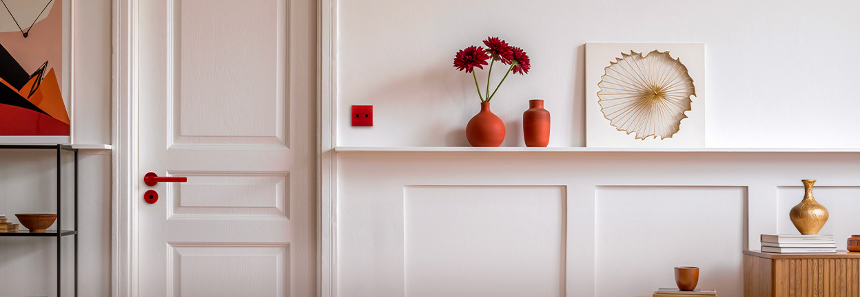 Intérieur avec des touches de rouge ainsi qu'une poignée et un interrupteur en finition rouge texturé