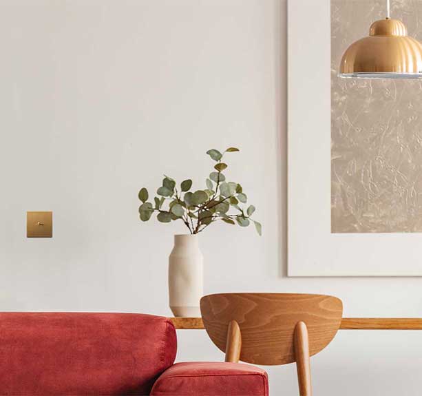Intérieur contemporain avec un interrupteur Madame Steel en finition Laiton PVD