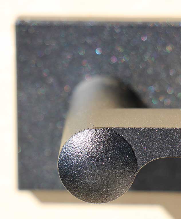 Finition Noir paillette sur une poignée de porte sur mesure